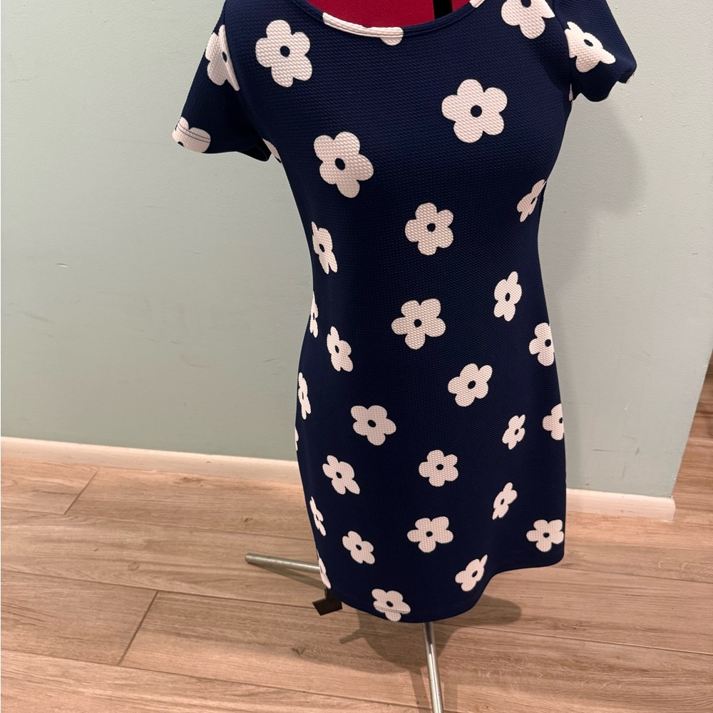 short sleeve floral bodycon dress in a navy and white daisy pattern medium